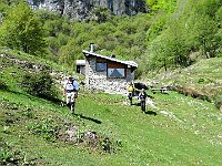 La pancia brontola (sono le 13:00) scendiamo a pranzare all' Alpe Mapel  IMG 0981